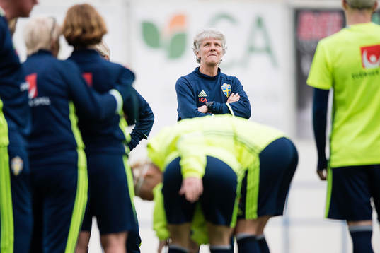 Sveriges förbundskapten Pia Sundhage samlar ihop spelarna