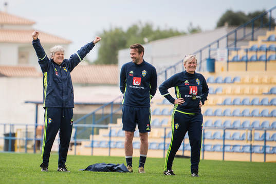 Sveriges förbundskapten Pia Sundhage jublar