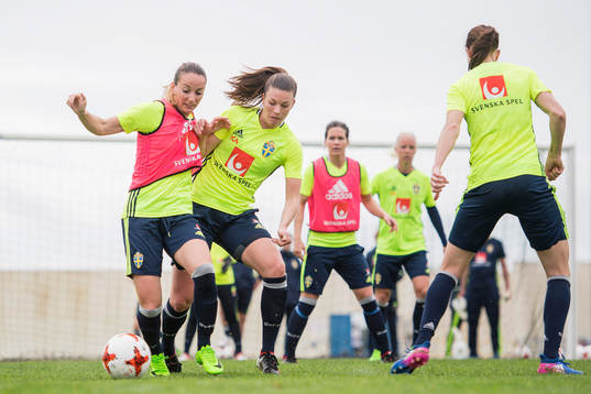 Sveriges Kosovare Asllani och Pauline Hammarlund