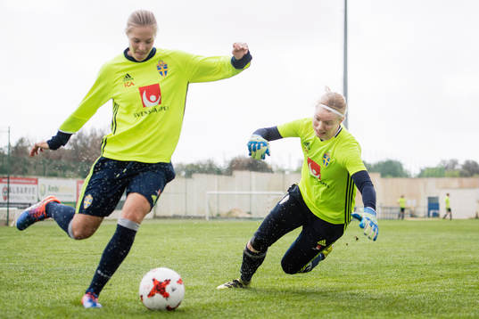 Sveriges Lina Hurtig tar sig förbi målvakt Hedvig Lindahl