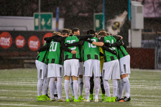 GAIS spelare före fotbollsmatchen i Svenska Cupen mellan