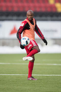 Östersunds Fouad Bachirou värmer upp