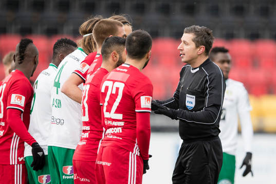 Domare Bojan Pandzic pratar med spelarna