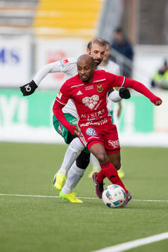Östersunds Fouad Bachirou mot Hammarbys Kennedy Bakircioglu