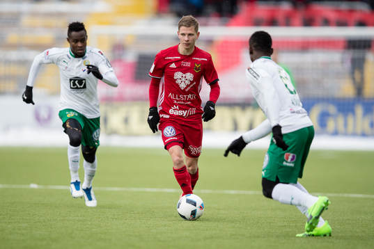 Östersunds Johan Bertilsson mot Hammarbys försvar