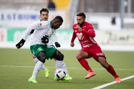 Östersunds Saman Ghoddos mot Hammarbys Joseph Aidoo och