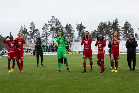 Östersunds spelare tackar publiken