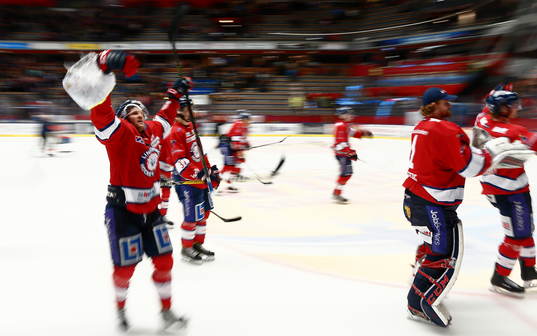 Linköpings spelare med Sebastian Karlsson jublar