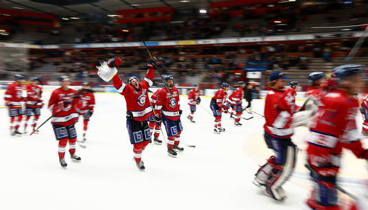 Linköpings spelare mwed Sebastian Karlsson jublar