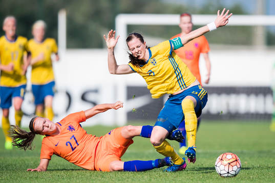 Sveriges Lotta Schelin fälls av Hollands Sheila van
