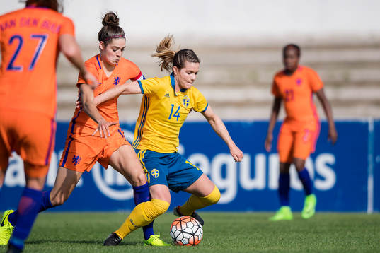 Sveriges Hanna Folkesson tar sig förbi Hollands Tessel