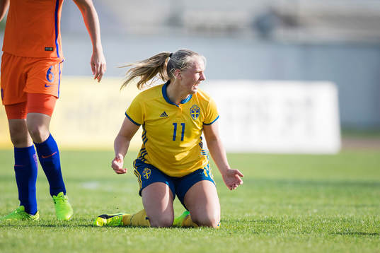 Sveriges Stina Blackstenius reagerar mot domaren