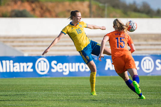 Sveriges Fridolina Rolfö  och Hollands Kika van Es