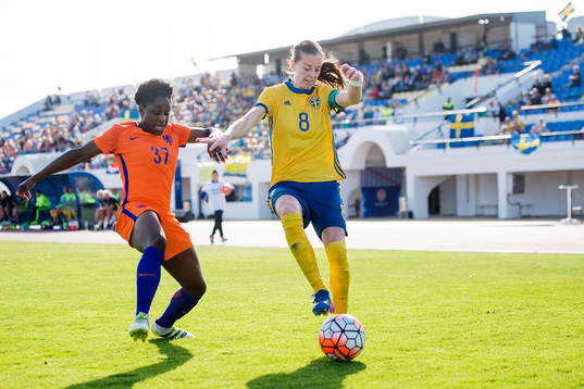 Hollands Liza van der Most och Sveriges Lotta Schelin
