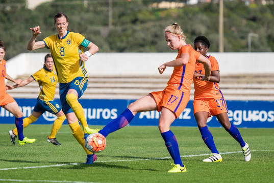 Sveriges Lotta Schelin  och Hollands Kelly Zeeman