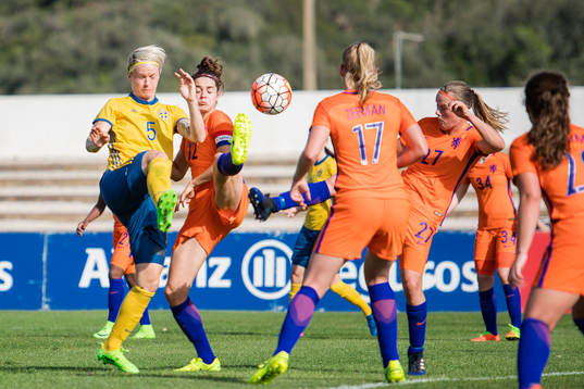 Sveriges Nilla Fischer i en duell mot Hollands Tessel Middag