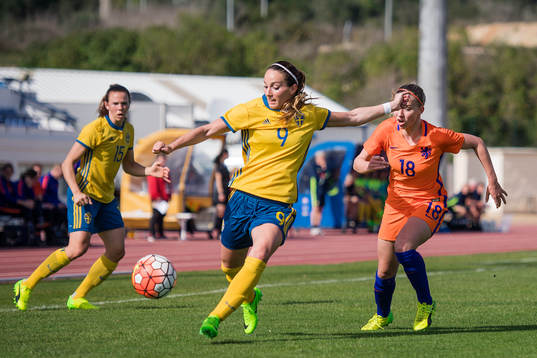 Sveriges Kosovare Asllani och Hollands Jackie Groenen