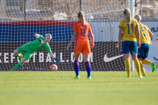 Sveriges målvakt Hedvig Lindahl släpper in en straff