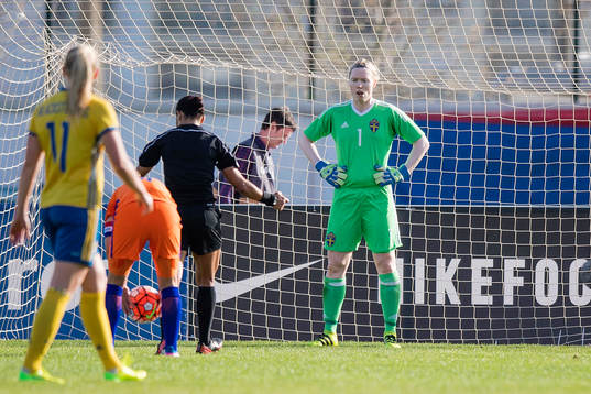 Sveriges målvakt Hedvig Lindahl gör sig redo för en