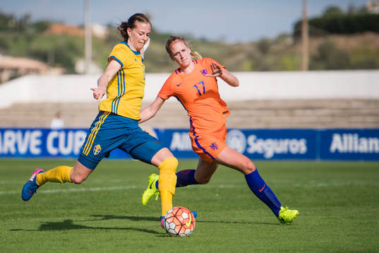 Sveriges Lotta Schelin  och Hollands Kelly Zeeman