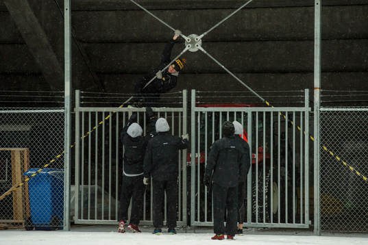 Brynäs Jonathan Pudas hämtar en fotboll som hamnat bakom