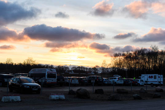 Full på parkeringsplatsen utanför Lindab Arena