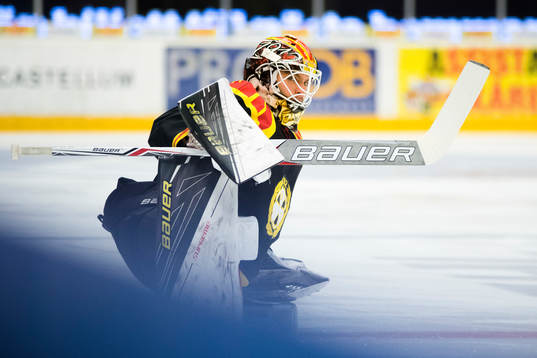 Brynäs målvakt Felix Sandström före ishockeymatchen i