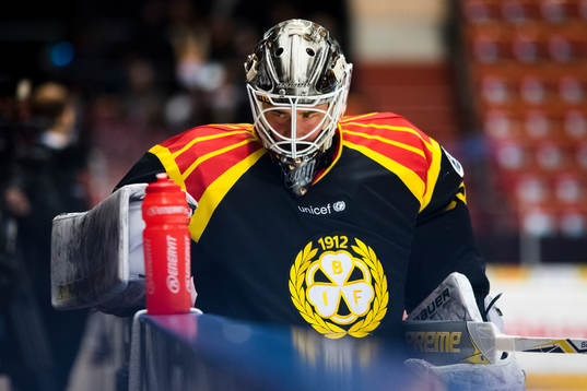 Brynäs målvakt David Rautio före ishockeymatchen i SHL