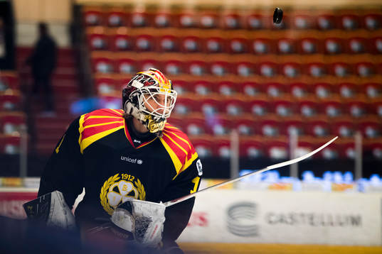 Brynäs målvakt Felix Sandström före ishockeymatchen i