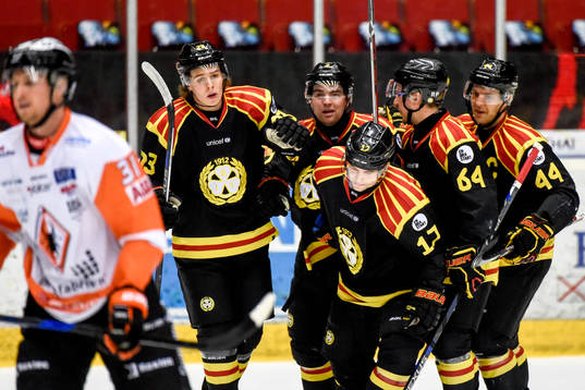 Brynäs Pathrik Westerholm jublar med lagkamrater