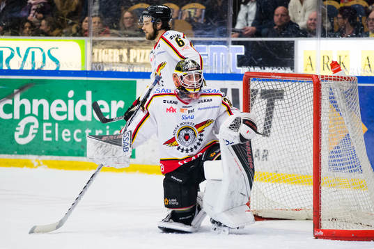 Luleås målvakt Joel Lassinatti blir utvisad