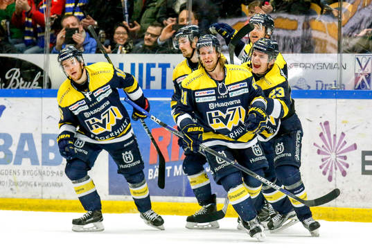 s Mattias Tedenby jublar med lagkamrater