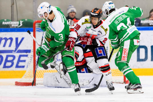 Rögles Almen Bibic och Örebros Daniel Lindberg i kamp