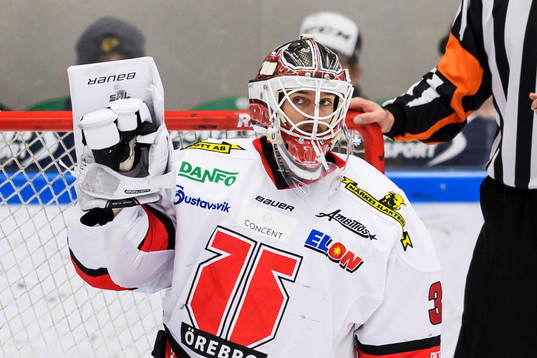 Örebros målvakt Axel Brage håller upp pucken med sin