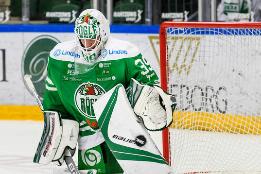 Rögles målvakt Anders Lindbäck med en räddning
