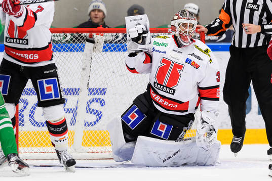 Örebros målvakt Axel Brage håller upp pucken med sin