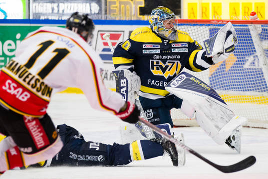 s målvakt Linus Söderström räddar skott från Luleås
