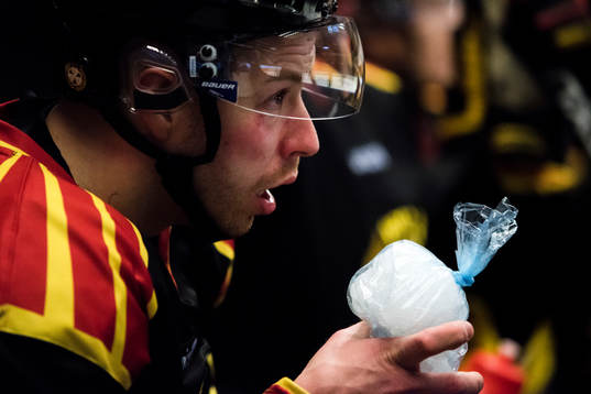 Brynäs Kevin Clark med ispåse