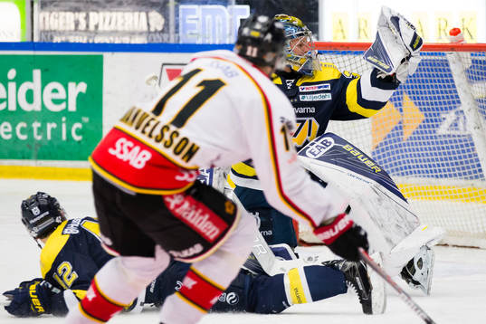 s målvakt Linus Söderström räddar skott från Luleås