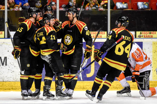 Brynäs Kevin Clark jublar med lagkamrater