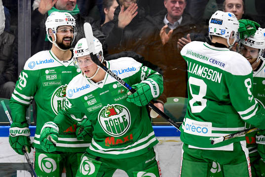 Rögles David Åslin jublar med lagkamrater