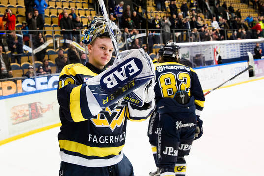 s målvakt Linus Söderström jublar