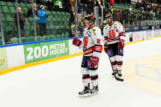 Örebros Glenn Gustafsson och Nicklas Grossmann deppar när