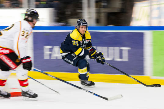s Mattias Tedenby med pucken