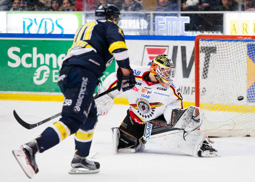 s Martin Thörnberg gör mål till 5-0 mot Luleås målvakt