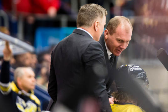s assisterande tränare Stephan Lundh och HV71:s tränare