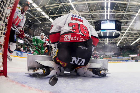 Örebros målvakt Axel Brage släpper in 2-0 av Rögles