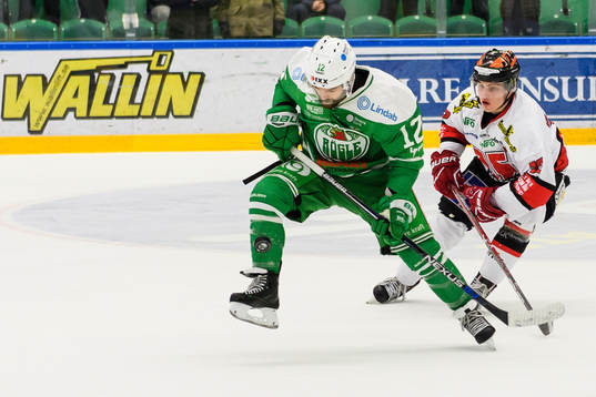 Rögles Jack Connolly med puck