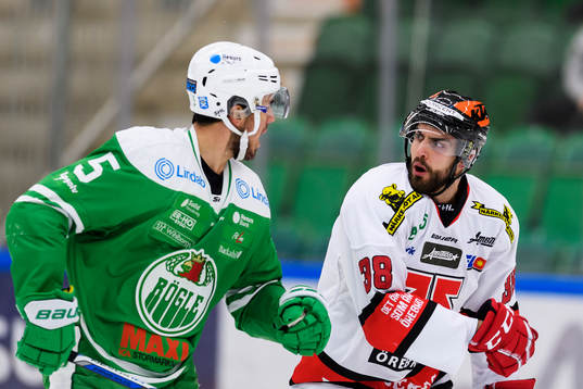 Rögles Alen Bibic och Örebros Lucas Lessio är arga på