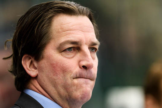 uÖrebros assiterande tränare Petri Liimatainen nder en